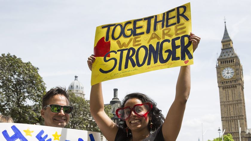 Defensores da permanência na União Europeia ganham força no Reino Unido. Foto: Hayoung Jeon/EPA