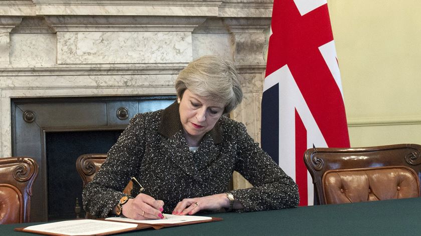 29 de março de 2017: Theresa May assina carta para dar início ao Brexit. Foto - Jay Allen/EPA