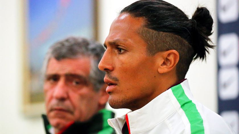 Bruno Alves continua disponível para Fernando Santos. Foto: Anatoly Maltsev/EPA