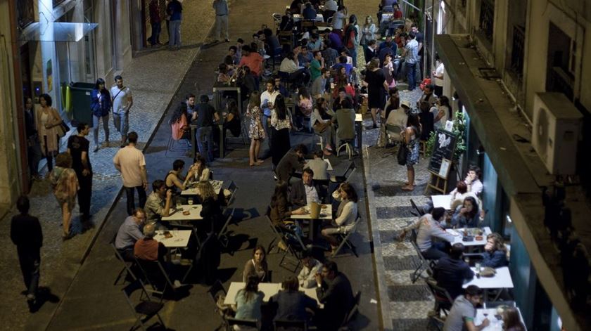 Na sexta-feira à noite, só alguns bares do Cais de Sodré estavam encerrados. Foto: DR