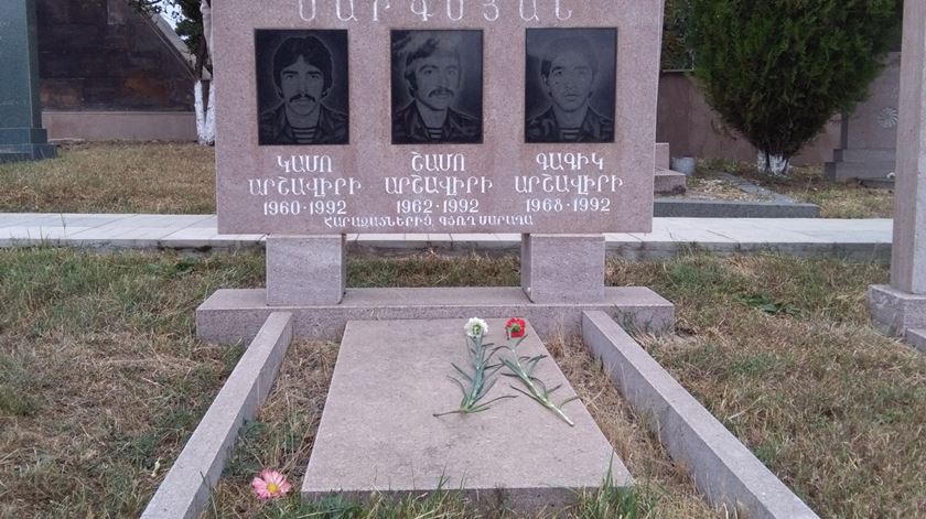 Campa de três irmãos arménios mortos na mesma batalha em Nagorno Karabakh. Foto: Filipe d