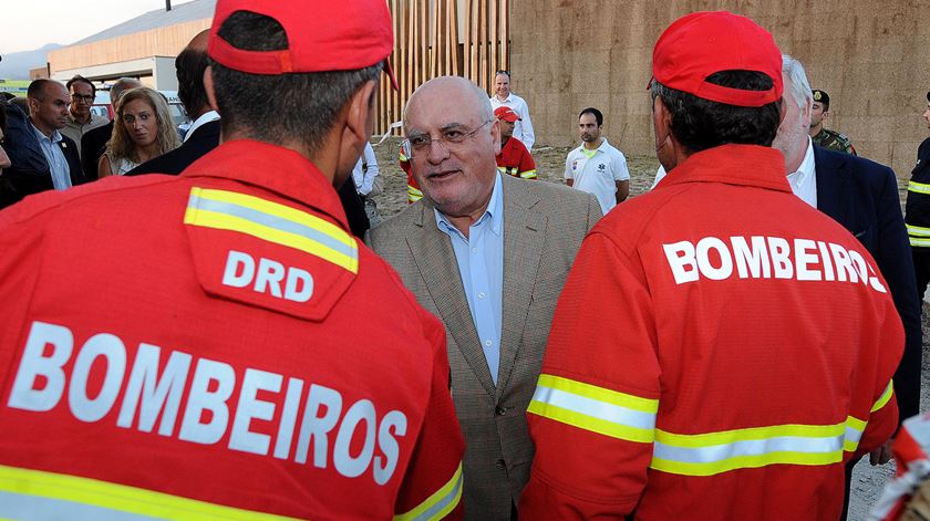 Capoulas Santos com bombeiros de Arcos de Valdevez, distrito de Viana do Castelo (15/08/16) Foto: Arménio Belo/Lusa