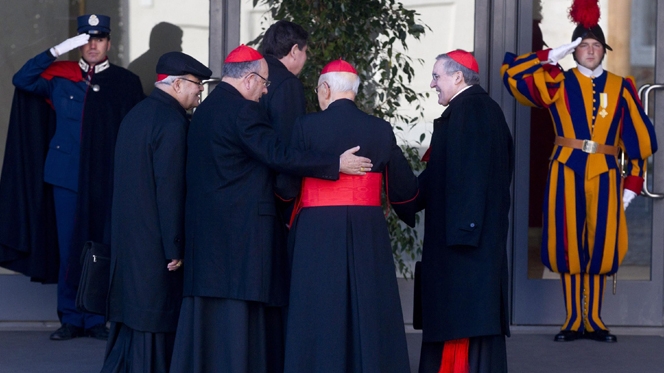 Cardeais “à solta” deixam data do conclave em aberto