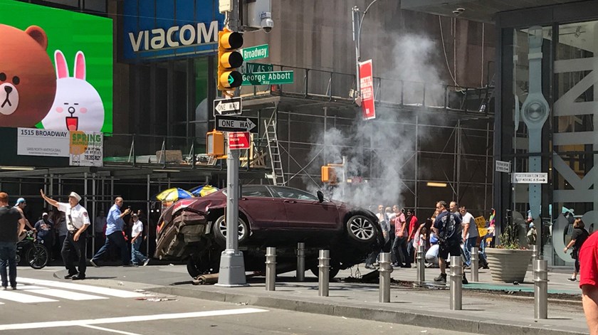 Carro atropela transeuntes em Times Square, Nova Iorque