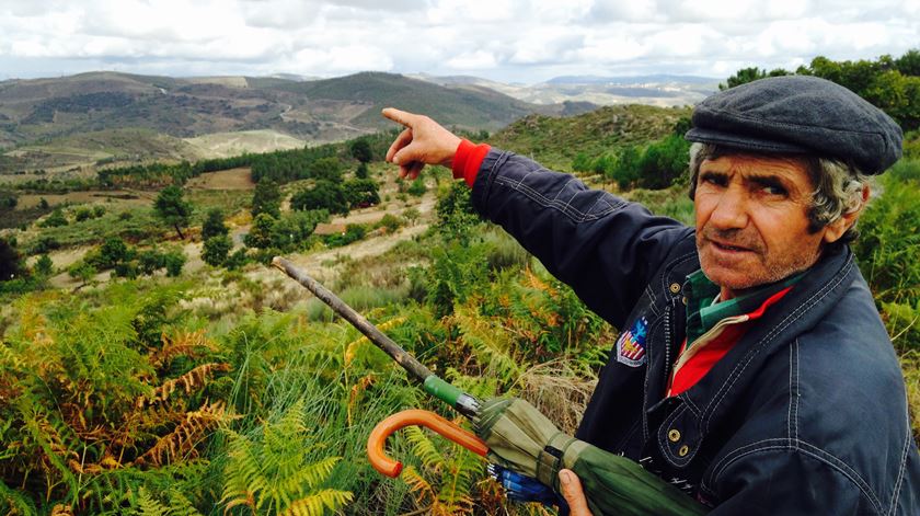 Celestino mostra a paisagem a caminho de sua casa, em Paredes da Beira