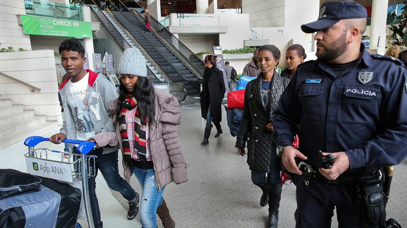 Chegada dos primeiros refugiados a Lisboa em Dezembro. Foto: André Kosters/Lusa