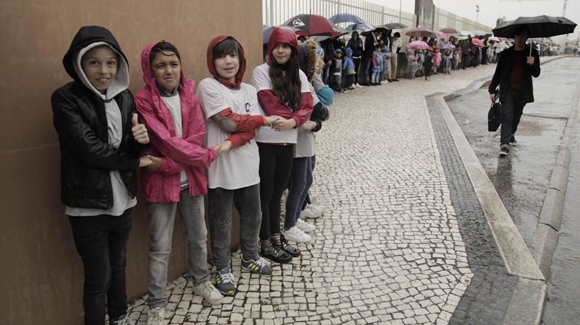 Alunos de um colégio em Leiria fazem cordão humano em protesto contra o fim dos contratos de associação. Foto: Paulo Cunha/Lusa