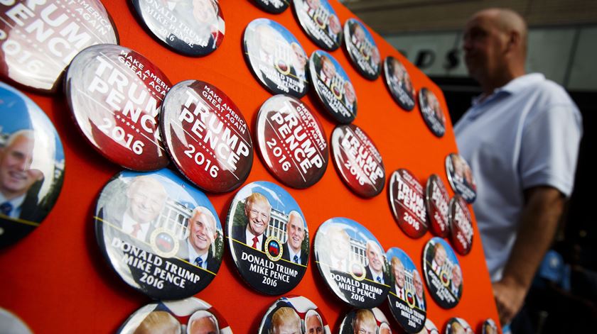 O merchandising eleitoral republicano expõe-se em Cleveland. Foto: Justin Lane/EPA