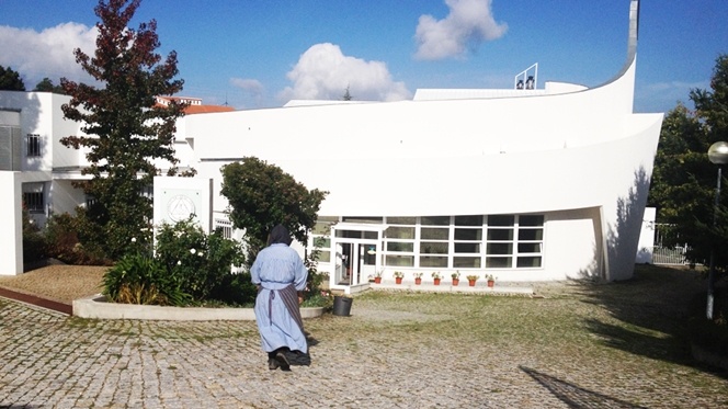 50 anos em clausura. "Sabe que o amor tira a monotonia?"