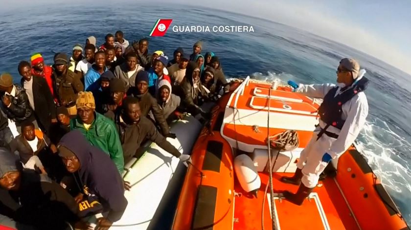 migrantes resgatados pela guarda costeira italiana no canal da sicilia