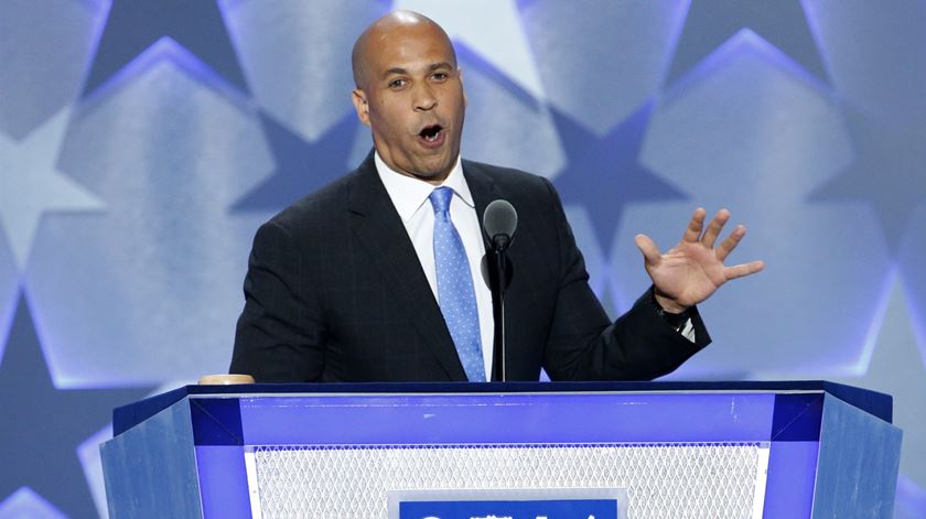 Cory Booker foi apontado como "vice" de Hillary. Agora, é visto como candidato em 2020 ou 2024. Foto: Shawn Thew/EPA