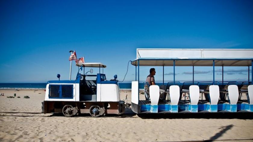 Ministra do Ambiente assegura reposição de areia nas praias da Caparica a tempo do verão Ministra do Ambiente assegura reposição de areia nas praias da Caparica a tempo do verão