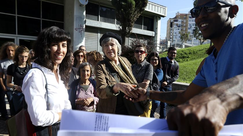 Helena Roseta cumprimenta Silvino Furtado, da Associação Moinho da Juventude, no ponto de encontro do início do passeio pelo Bairro da Cova da Moura