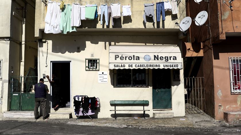 No Bairro da Cova da Moura existe pelo menos 30 cabeleireiros e barbeiros