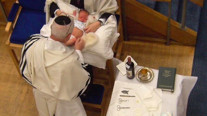 Hospitais na Suíça e na Áustria suspendem circuncisões