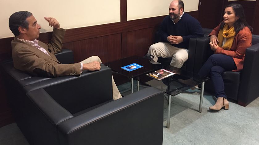 José Manuel Seruya conversa com Nuno e Mafalda Frazão sobre a preparação para o casamento. Foto: RR