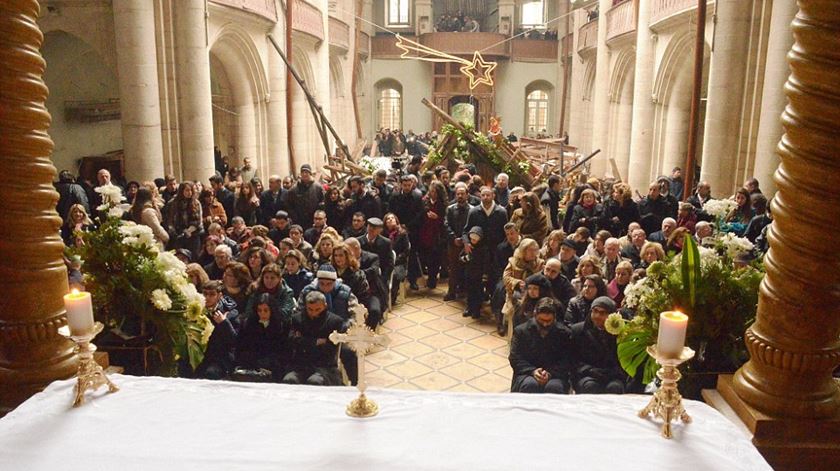 Cristãos na Catedral de Santo Elias celebram primeira missa em Alepo em cinco anos. Foto: AFP