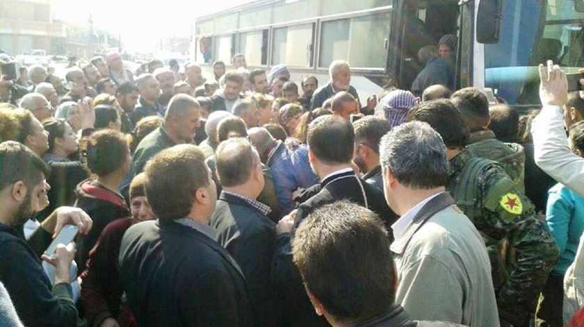 Cristãos libertados pelo Estado Islâmico são recebidos à chegada a Erbil. Foto: DR