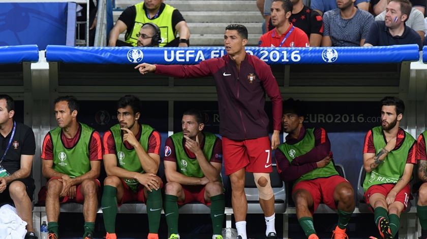 Ronaldo pode estar lesionado, mas não deixa de motivar os seus companheiros. Foto: EPA