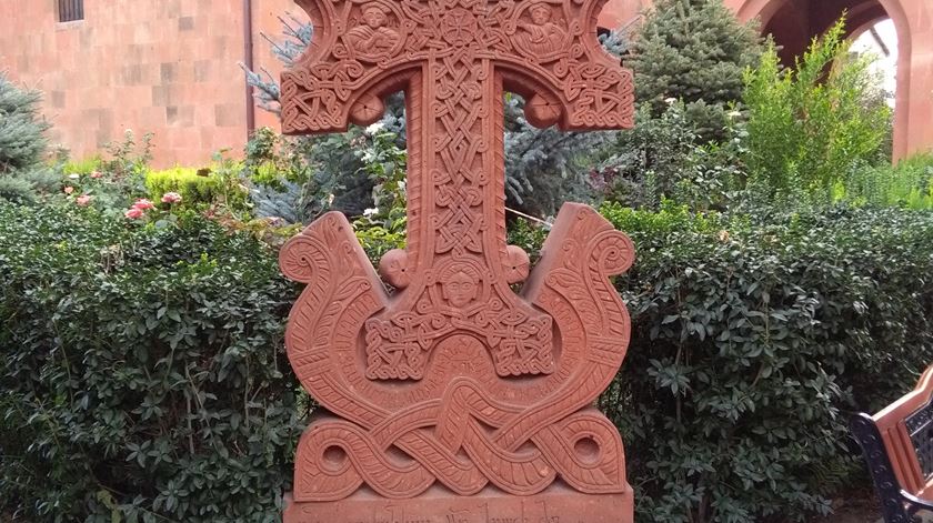 Os Khachkar, cruzeiros típicos do Cristianismo arménio, pontuam todo o país. Foto Filipe d