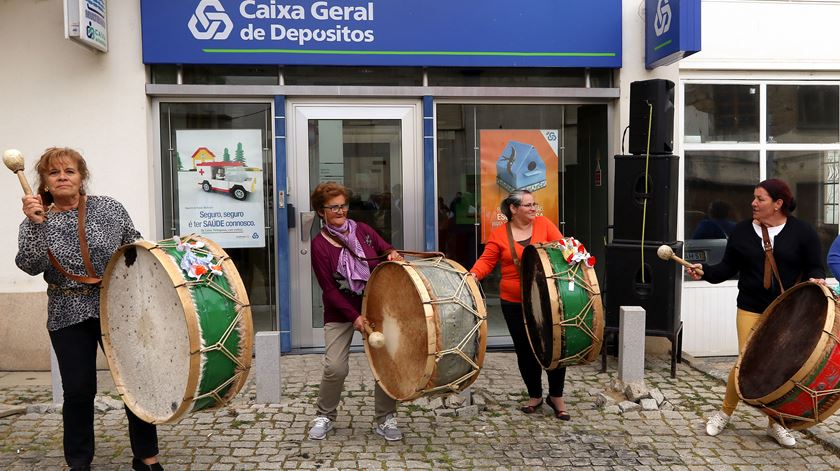 Manifestação contra encerramento da Caixa de Geral de Depósitos na freguesia de Silvares, em Castelo Branco foto: ANTÓNIO JOSÉ/LUSA