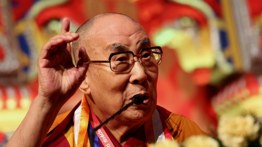 Dalai Lama e 100 outros laureados com o Nobel apelam ao fim gradual dos combustíveis fósseis