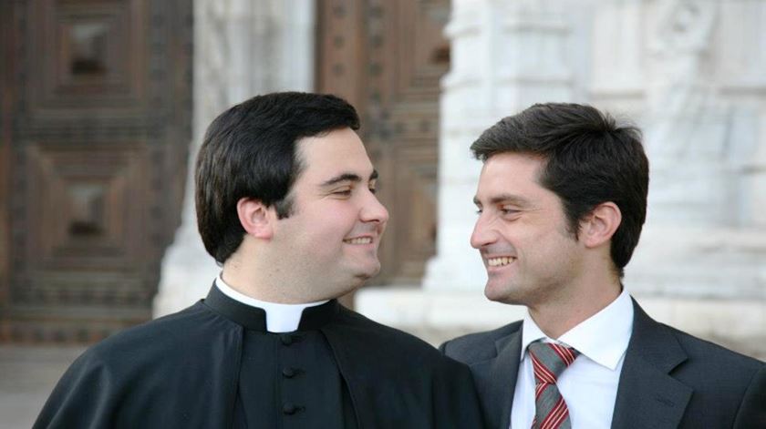 O padre Duarte Andrade e Sousa, no dia da sua ordenação, com o seu irmão Diogo. Foto: DR