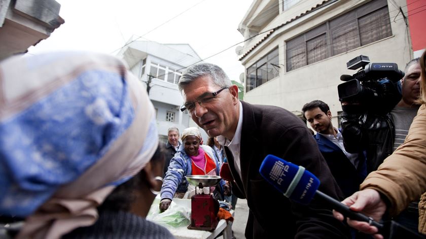 12 janeiro 2016 - edgar silva , candidato a presidencia da republica pelo partido comunista portugues , em campanha na cova da moura na buraca , lisboa - Foto: Joana Bourgard