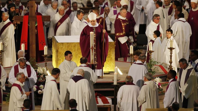 A missa de enterro do padre Jacques Hamel, com a presença do seu bispo, Dominique Lebrun, que estará na quarta-feira com o Papa Francisco, em Roma. Foto: Charlie Triballeau/EPA