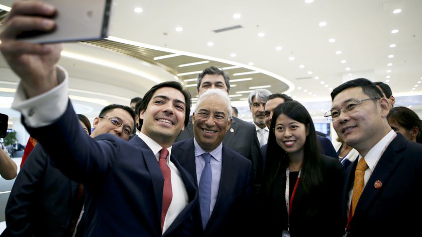 Costa aproveitou para tirar uma “selfie” com um "smartphone" da Huawei. Foto: Estela Silva/Lusa