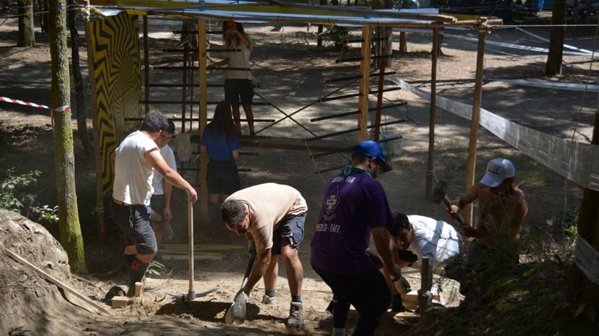 Preparação de um grande acampamento do CNE, no Ernmal, em 2016. É a este tipo de atividade que os escuteiros anseiam por voltar. Foto: Facebook/CNE - Região de Braga