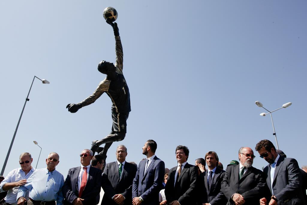 Inauguração da estátua de Rui Patrício em Leiria (foto Paulo Cunha Lusa) Inauguração da estátua de Rui Patrício em Leiria (foto Paulo Cunha Lusa)