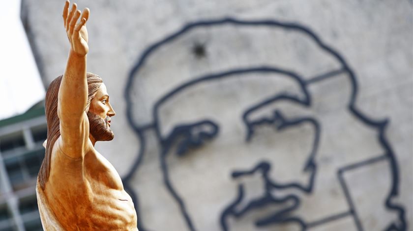 Estátua de Jesus Cristo e Ché Guevara em Cuba na visita do Papa Francisco. Foto: Tony Gentile/EPA