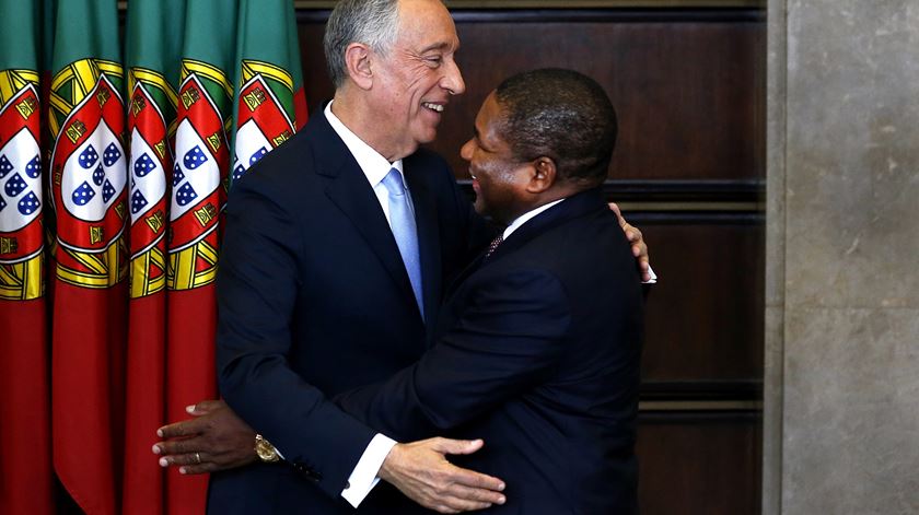 Filipe Nuysi, presidente de Moçambique, cumprimenta Marcelo Rebelo de Sousa no final da cerimónia de tomada de posse no parlamento. Foto: Tiago Petinga/Lusa.