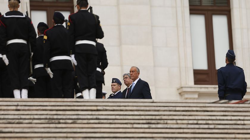 Depois de tomar posse, o novo Presidente recebeu honras militares dos três ramos das Forças Armadas. Foto: Tiago Petinga/Lusa