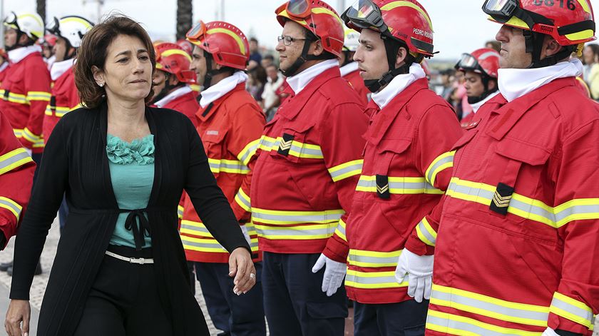 ministra da Administração Interna, Constança Urbano de Sousa na passagem de revista às forças em parada na cerimónia do Dia Nacional dos Bombeiro. Foto: Luís Forra/Lusa