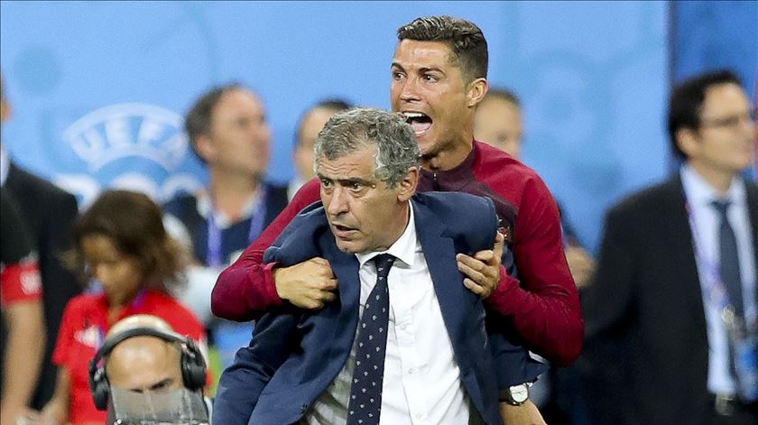 Ronaldo destaca o seleccionador Fernando Santos e revela o que disse a Éder. Foto: EPA