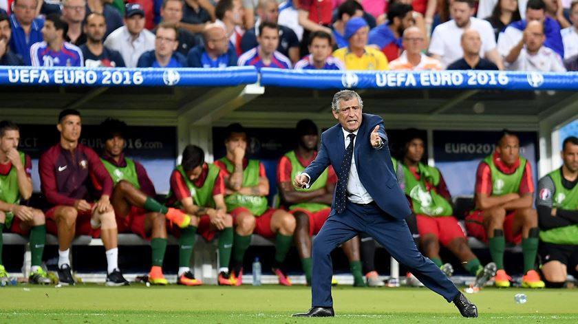 Fernando Santos desesperou com o árbitro da final. Foto: EPA