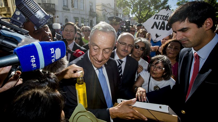 Marcelo Rebelo de Sousa cruza-se com manifestantes em Loulé. Foto: Filipe Farinha/Lusa