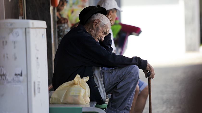 Custódio Martins é um dos último a sair, onde acaba a estrada alcatroada