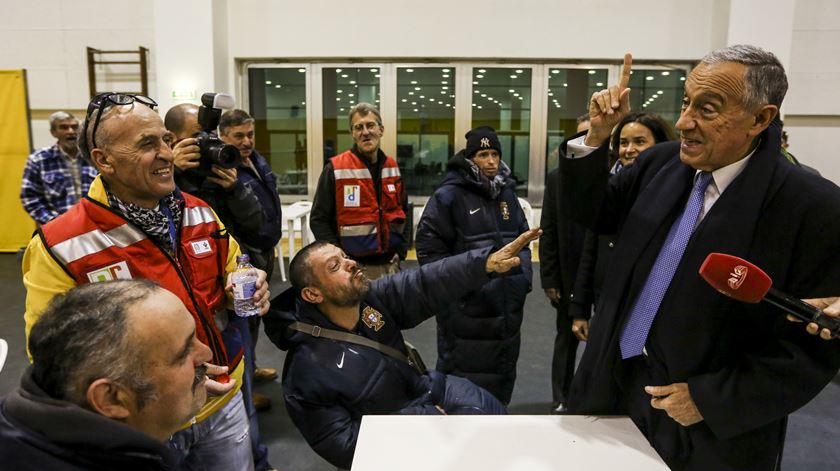 Marcelo Rebelo de Sousa durante visita ao centro de acolhimento ao sem abrigo no pavilhão do Casal Vistoso, em Lisboa. Foto: Nuno Fox/Lusa