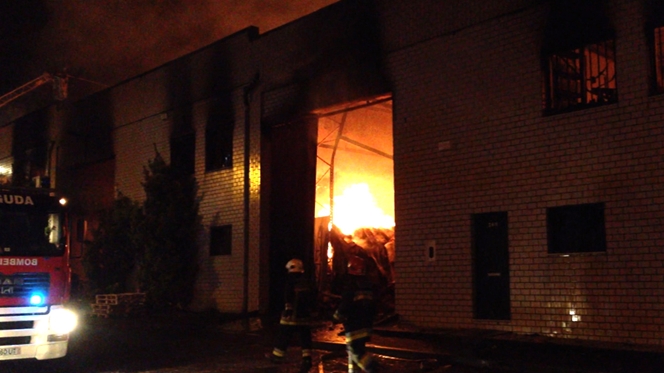 Incêndio de grandes dimensões destroi 4 armazéns em Gaia