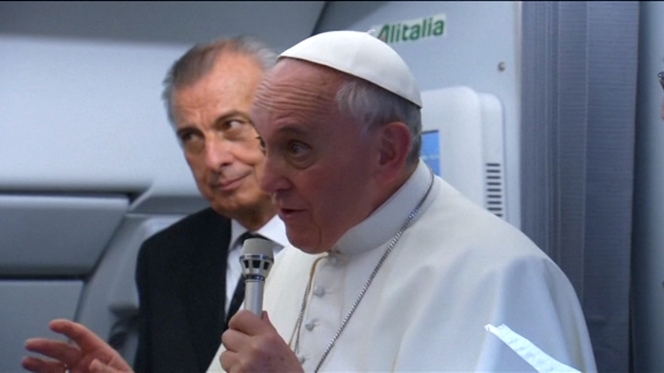 Papa quer mulheres em posições de liderança, mas não como sacerdotes