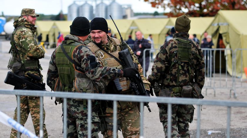 vai ser reforçado o contingente militar esloveno junto à fronteira com a Croácia. Foto: EPA