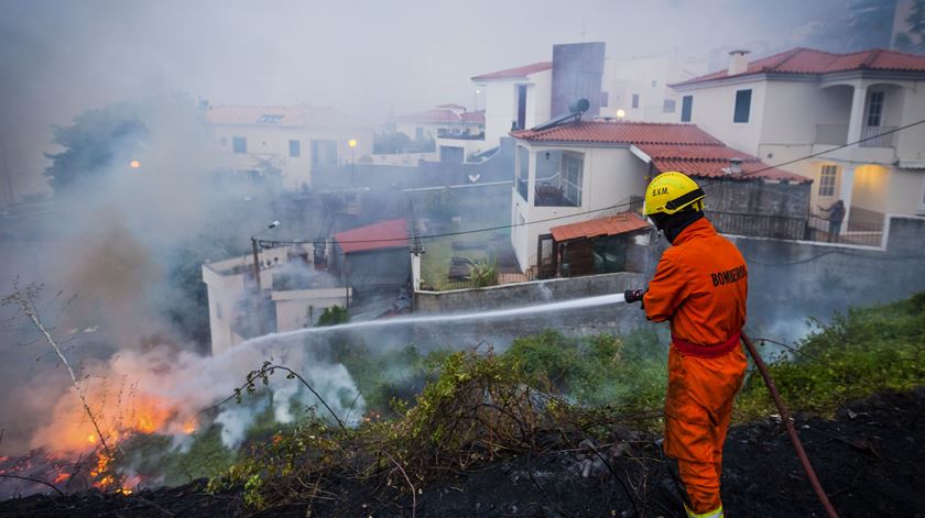 Mil pessoas foram retiradas de casas e hotéis. Foto: Lusa