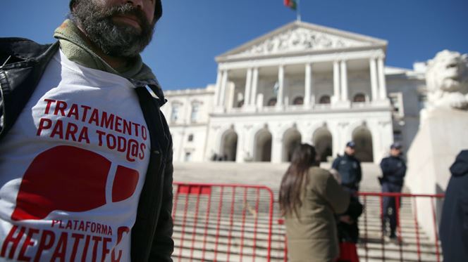 Hepatite C. Doente que morreu podia ter medicamento sem custos para o Estado, diz farmacêutica