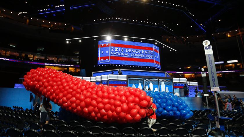 Últimos preparativos no Wells Fargo Center, em Filadélfia. Foto: CJ Gunther/EPA