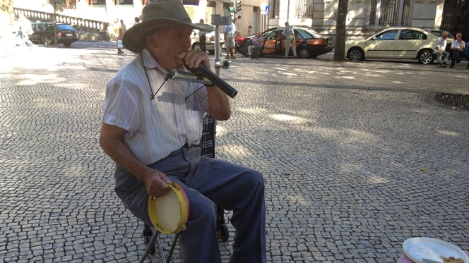 “Homem orquestra” dá música a quem passa no Rossio de Viseu