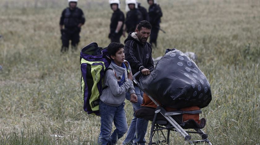 A Igreja convida os fiéis a olhar para os refugiados com misericórdia e não como ameaças ou oportunidades a explorar. Foto: Yannis Kolesidis/EPA