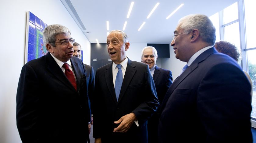 Ferro Rodrigues, Marcelo Rebelo de Sousa e António Costa junto ao painel de azulejos do ceramista Manuel Cargaleiro, que faz parte do património da Renascença e está agora instalado no foyer do auditório